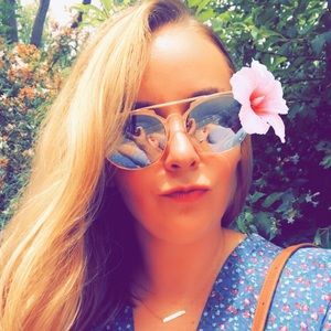 Meet your Posher, Laura